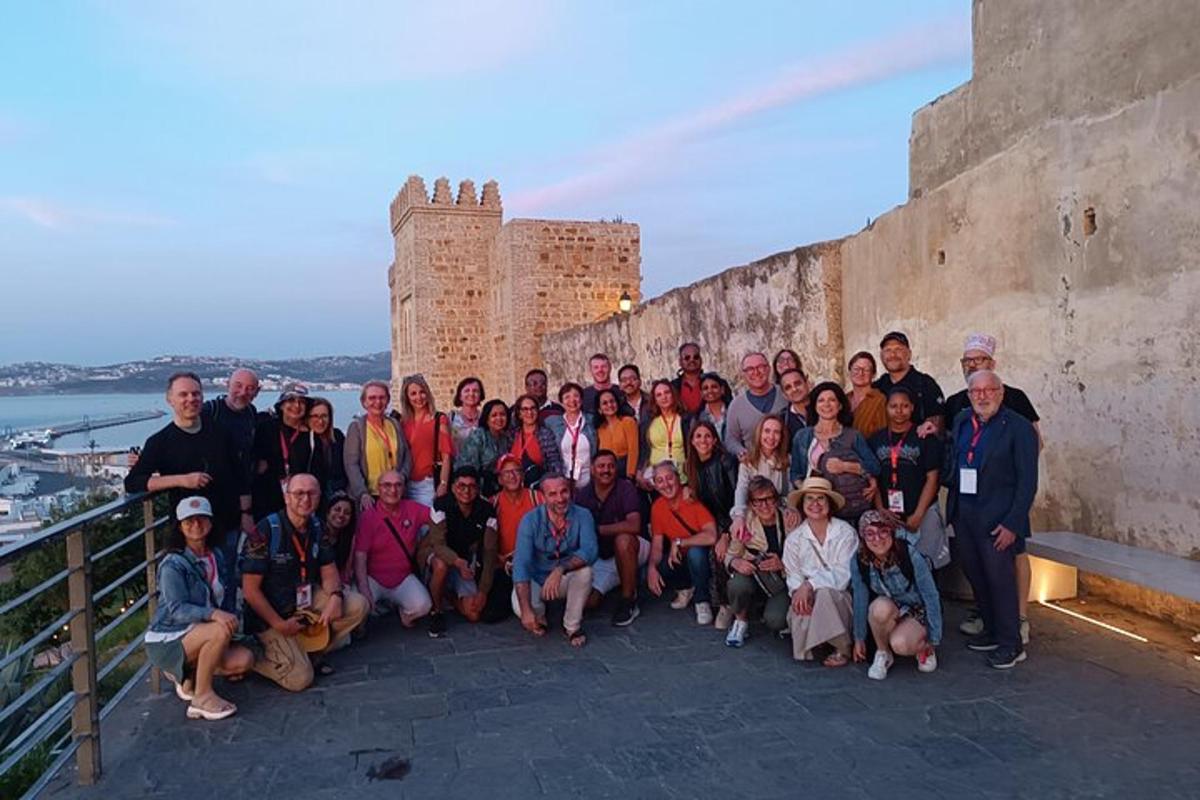 un grup de persones posant per a una foto a la paret