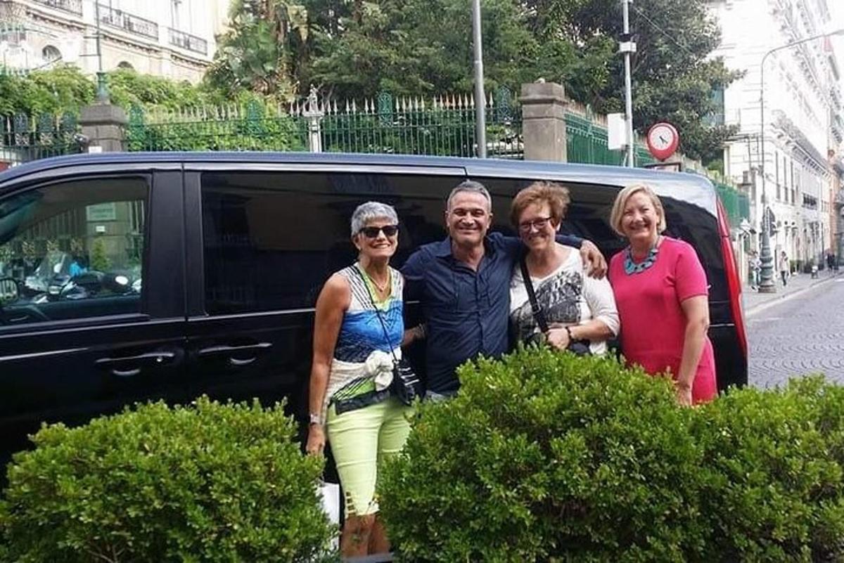 μια ομάδα ανθρώπων που στέκονται μπροστά από ένα βαν