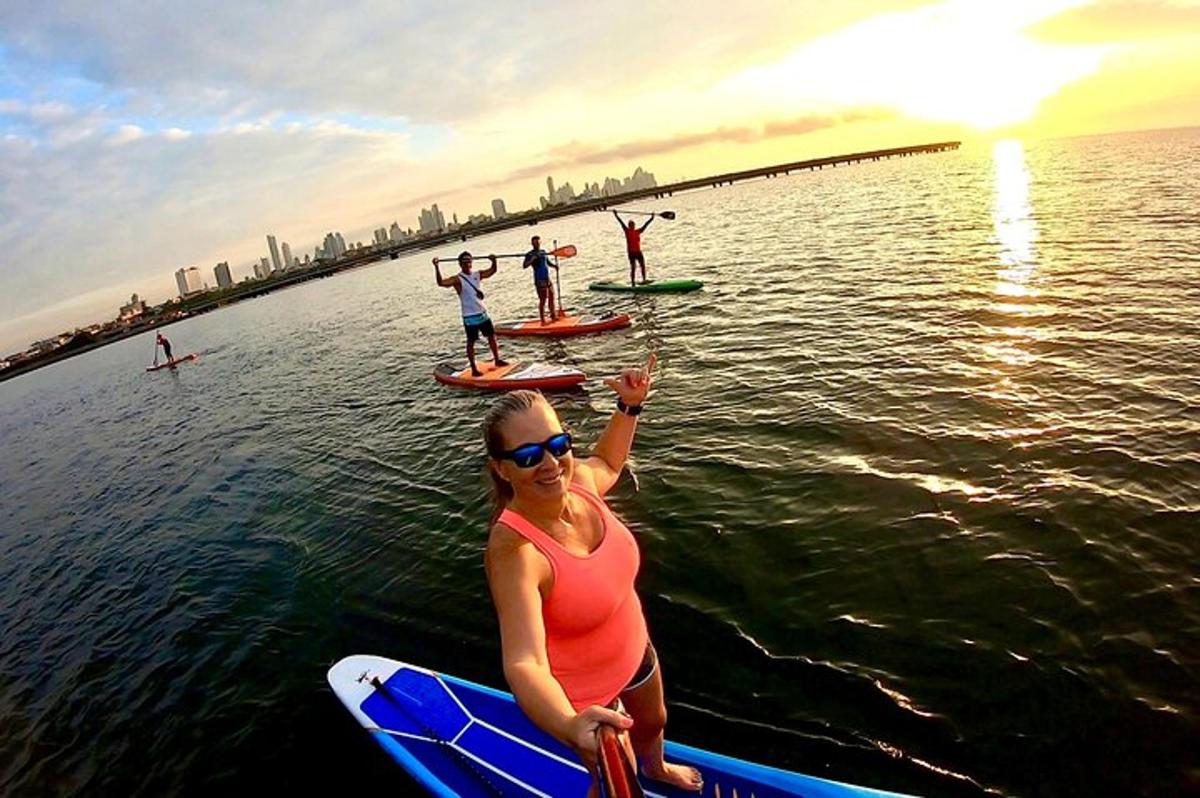 žena sedící na paddleboardu ve vodě