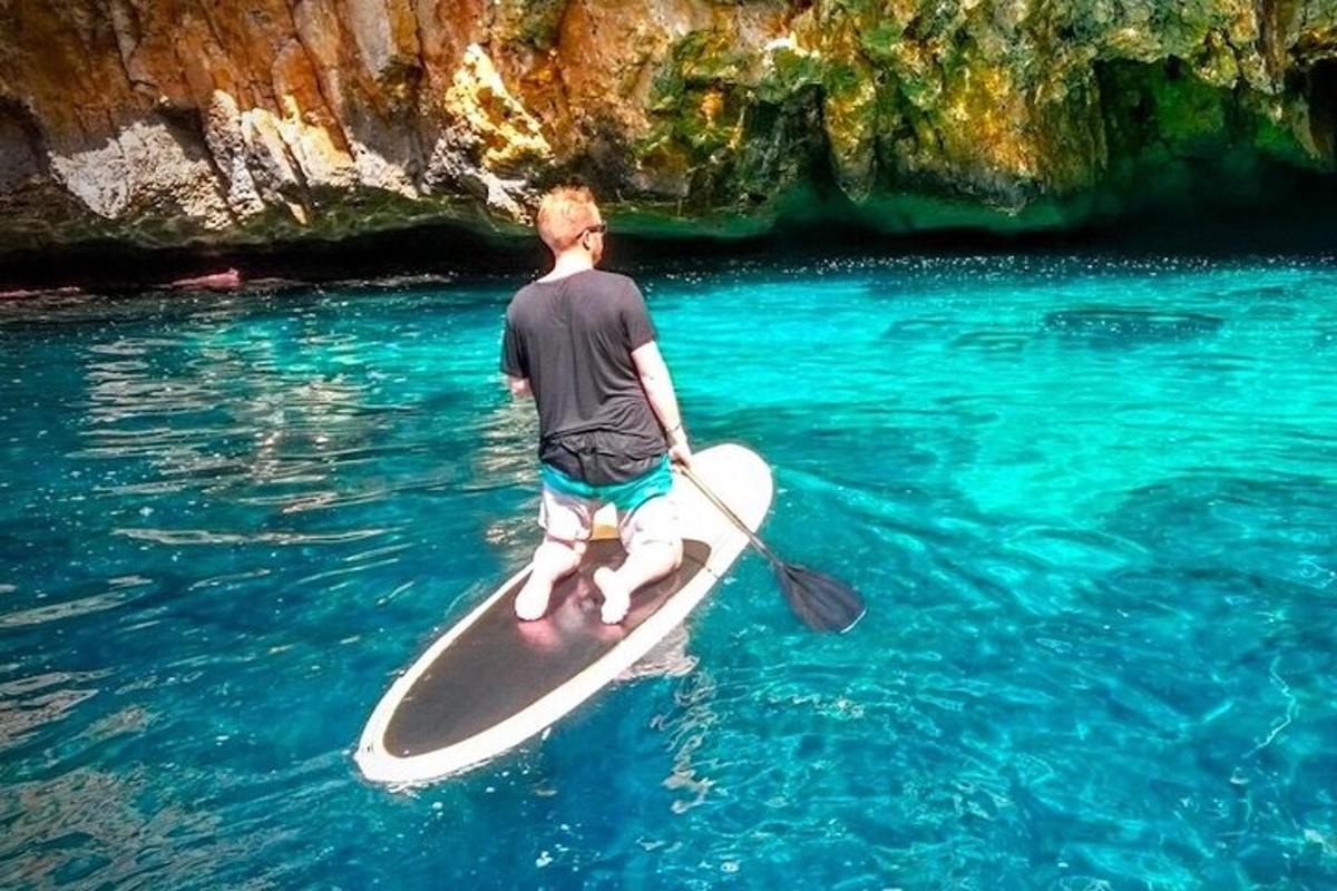 isang lalaki sa isang paddle board sa tubig