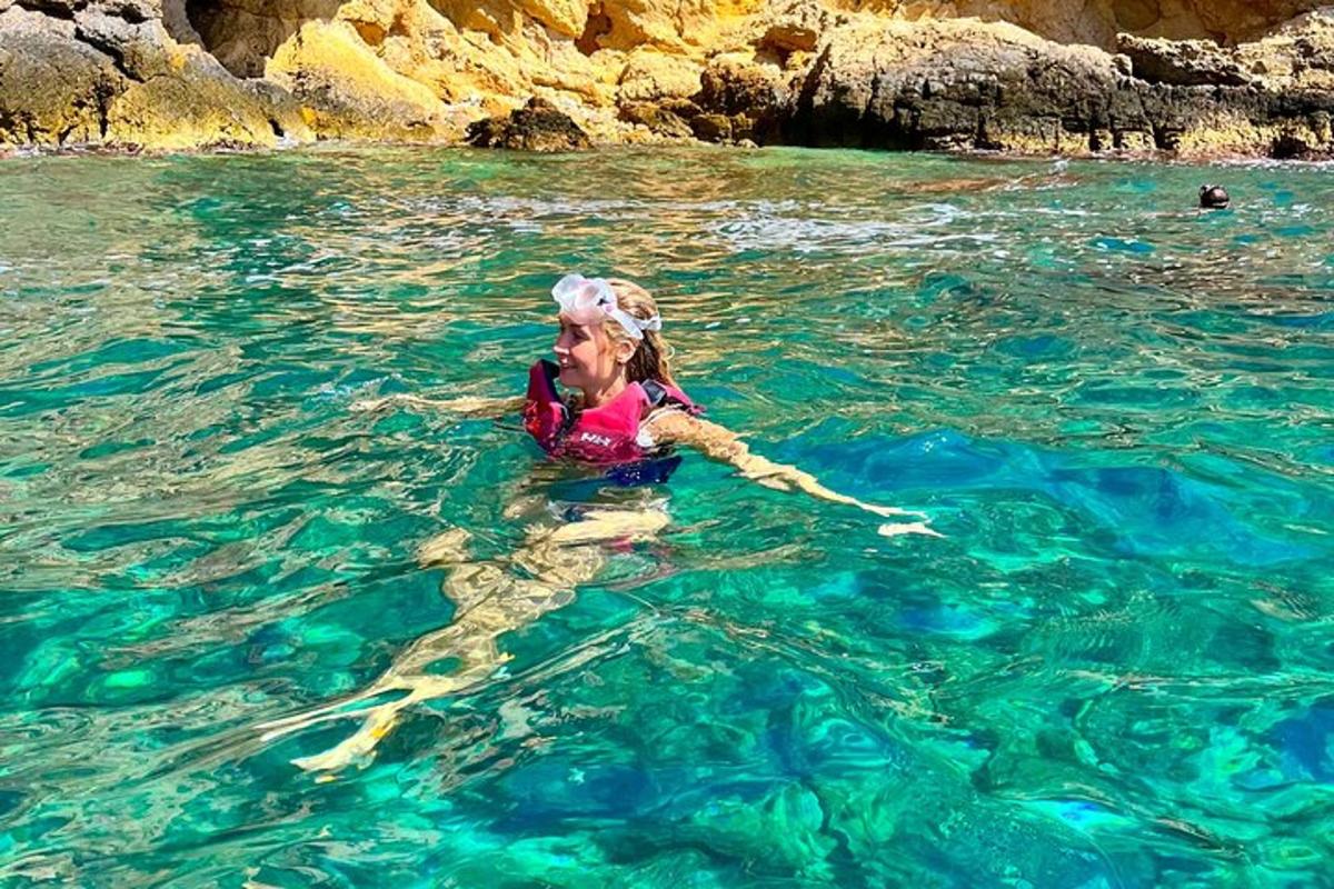 o tânără fată în apă cu o broască țestoasă de mare