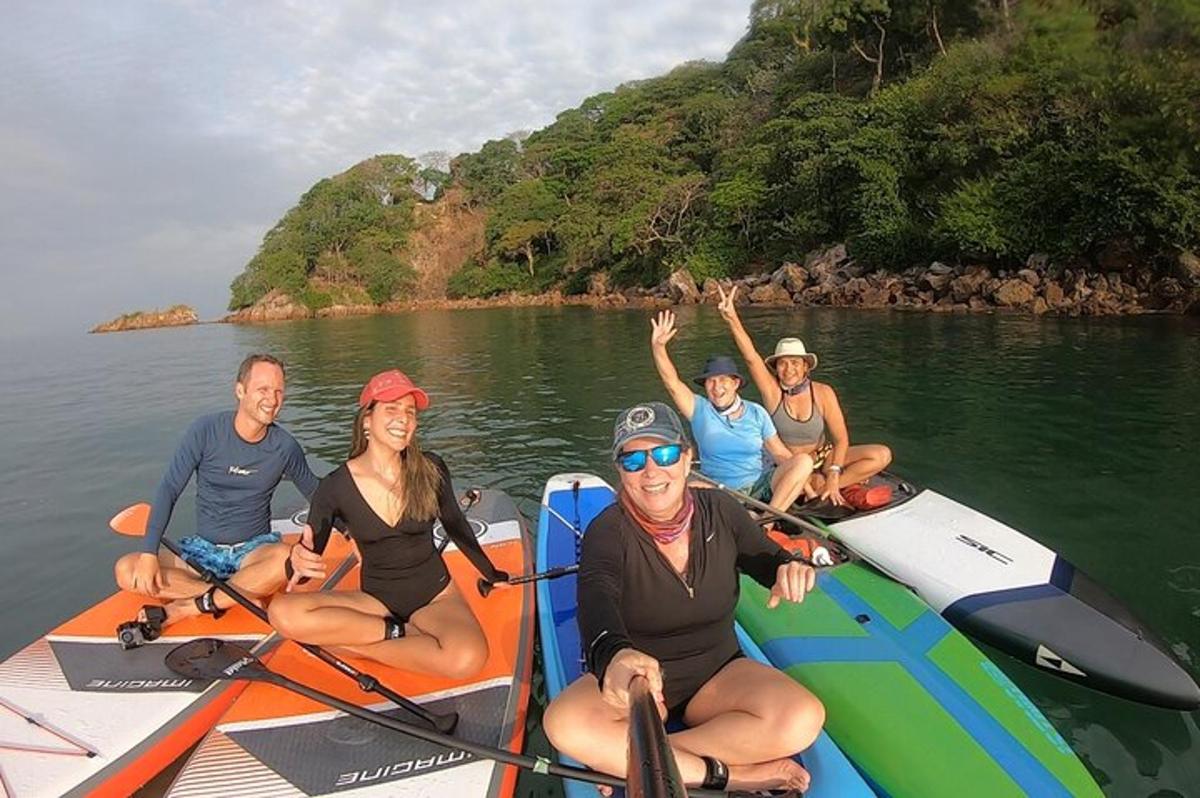 um grupo de pessoas sentadas em um barco na água