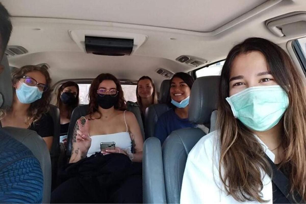 un grup de persones en un cotxe amb mascaretes