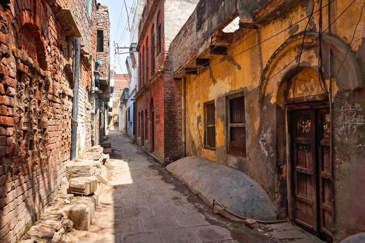 sebuah lorong di bangunan bata lama dengan pintu