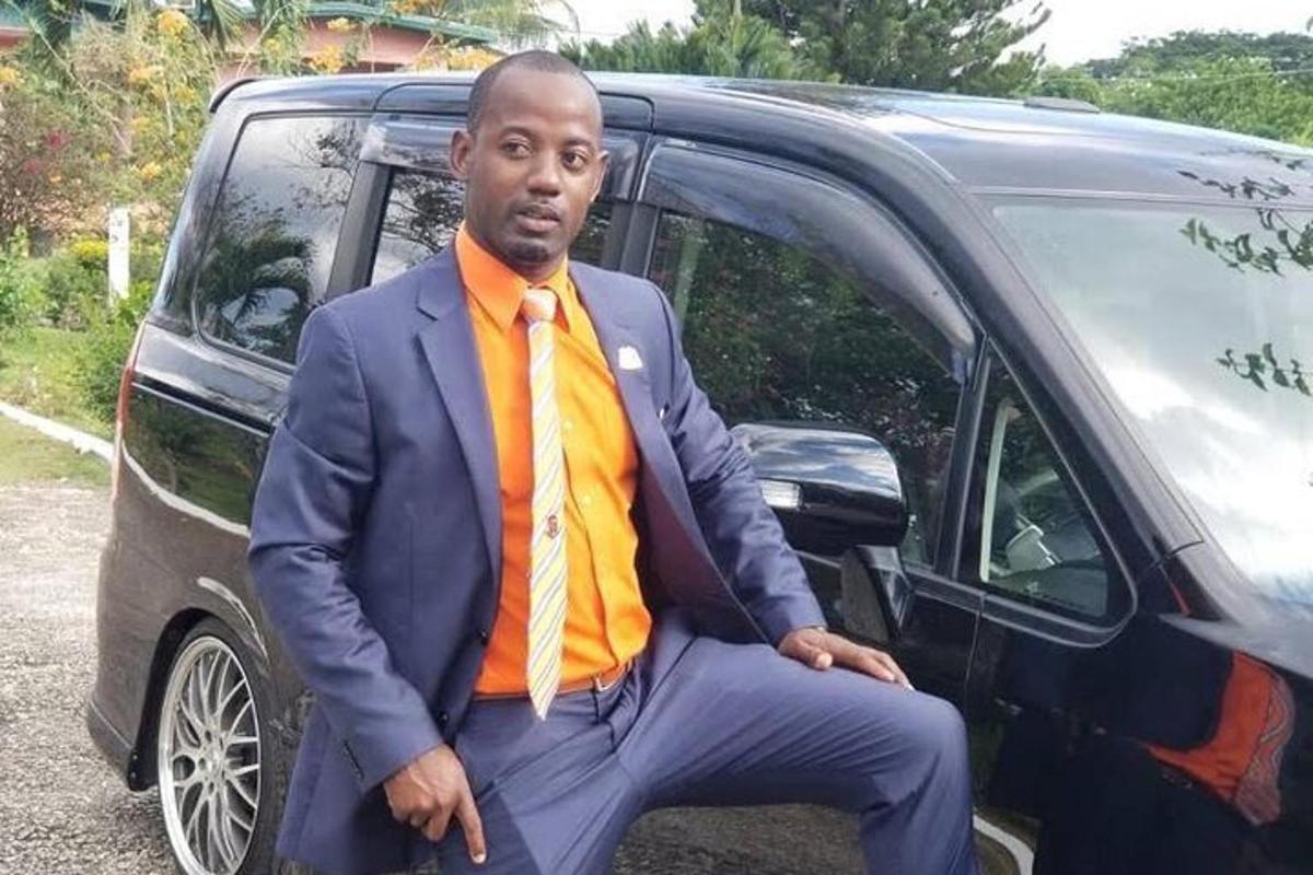 un uomo che indossa una camicia arancione, un abito e una cravatta
