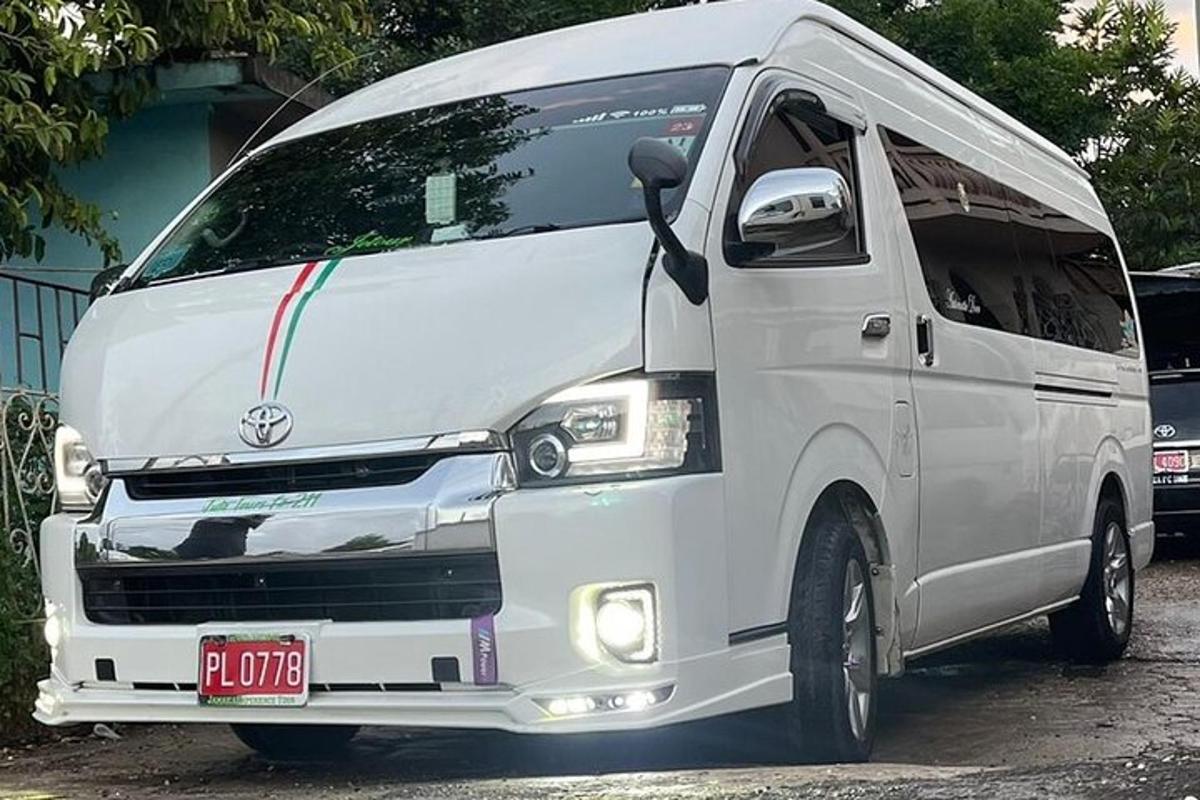 una furgoneta blanca aparcada en un aparcament