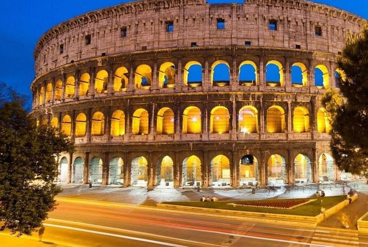 en utsikt over Colosseum om natten