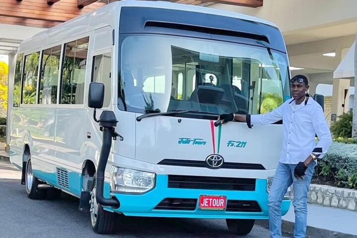 un home està dret davant d'un autobús