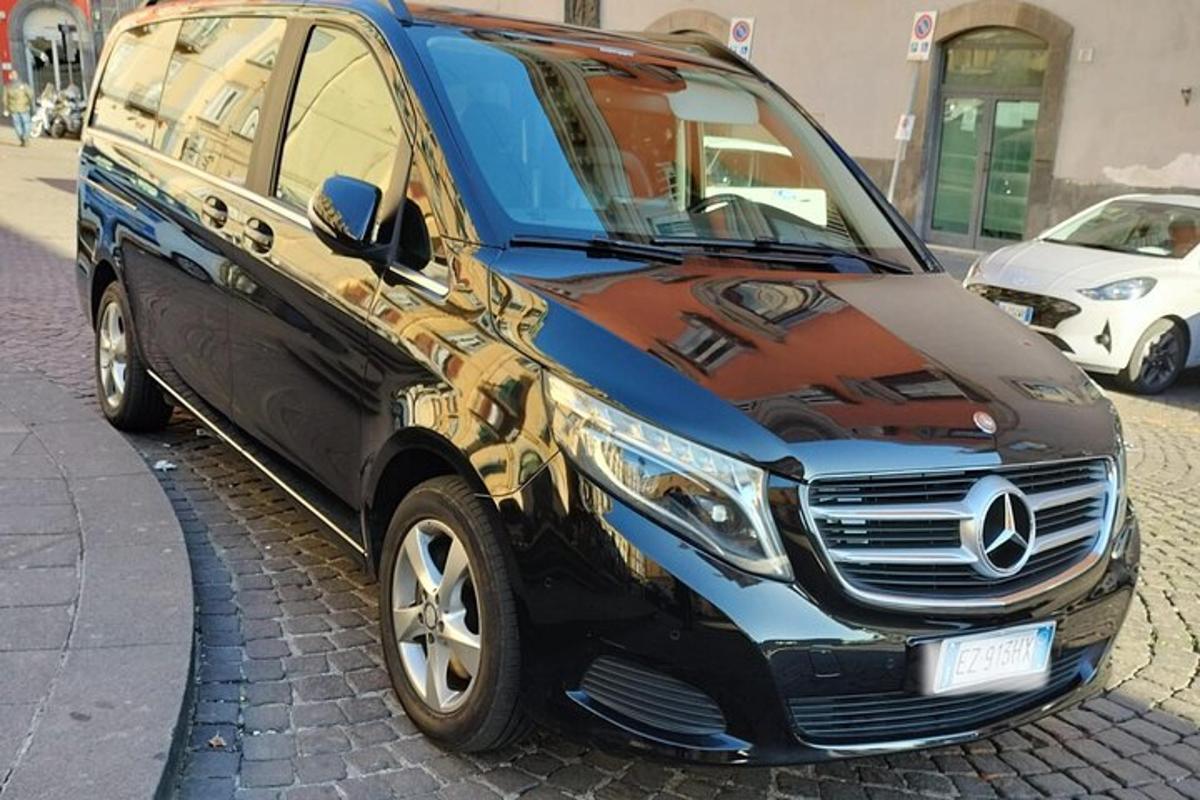 en Mercedes-Benz varebil parkert ved siden av en gate
