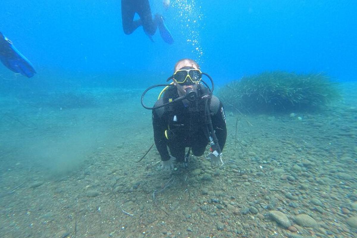 Un hombre está parado en el agua en el océano.