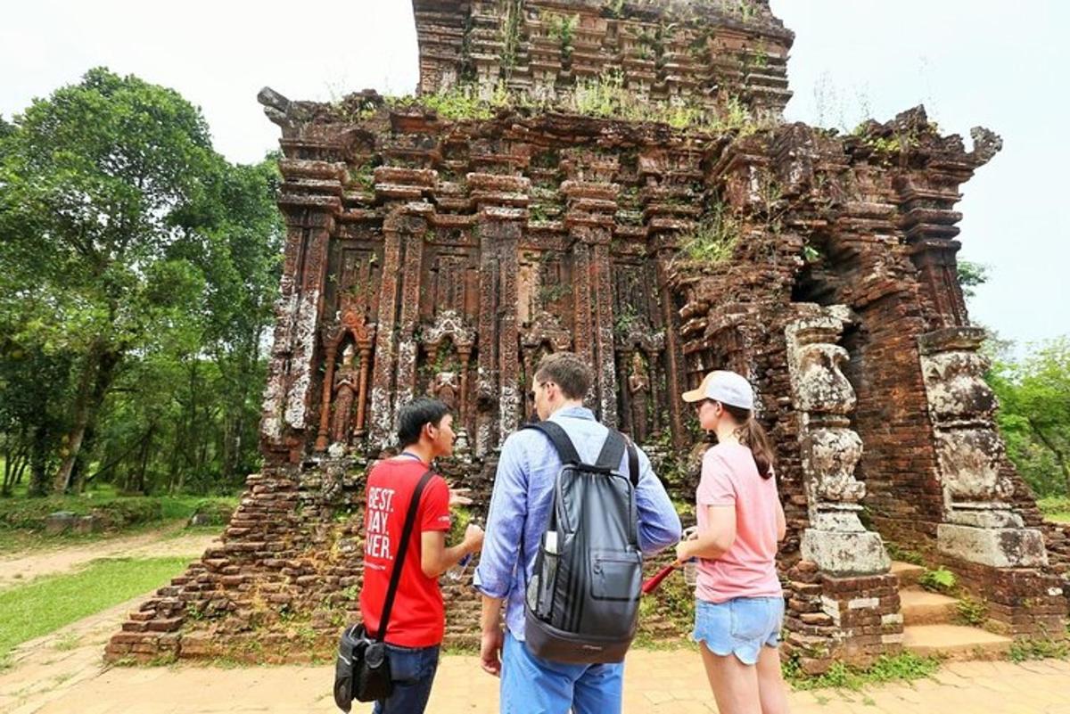 drie mensen staan voor een tempel