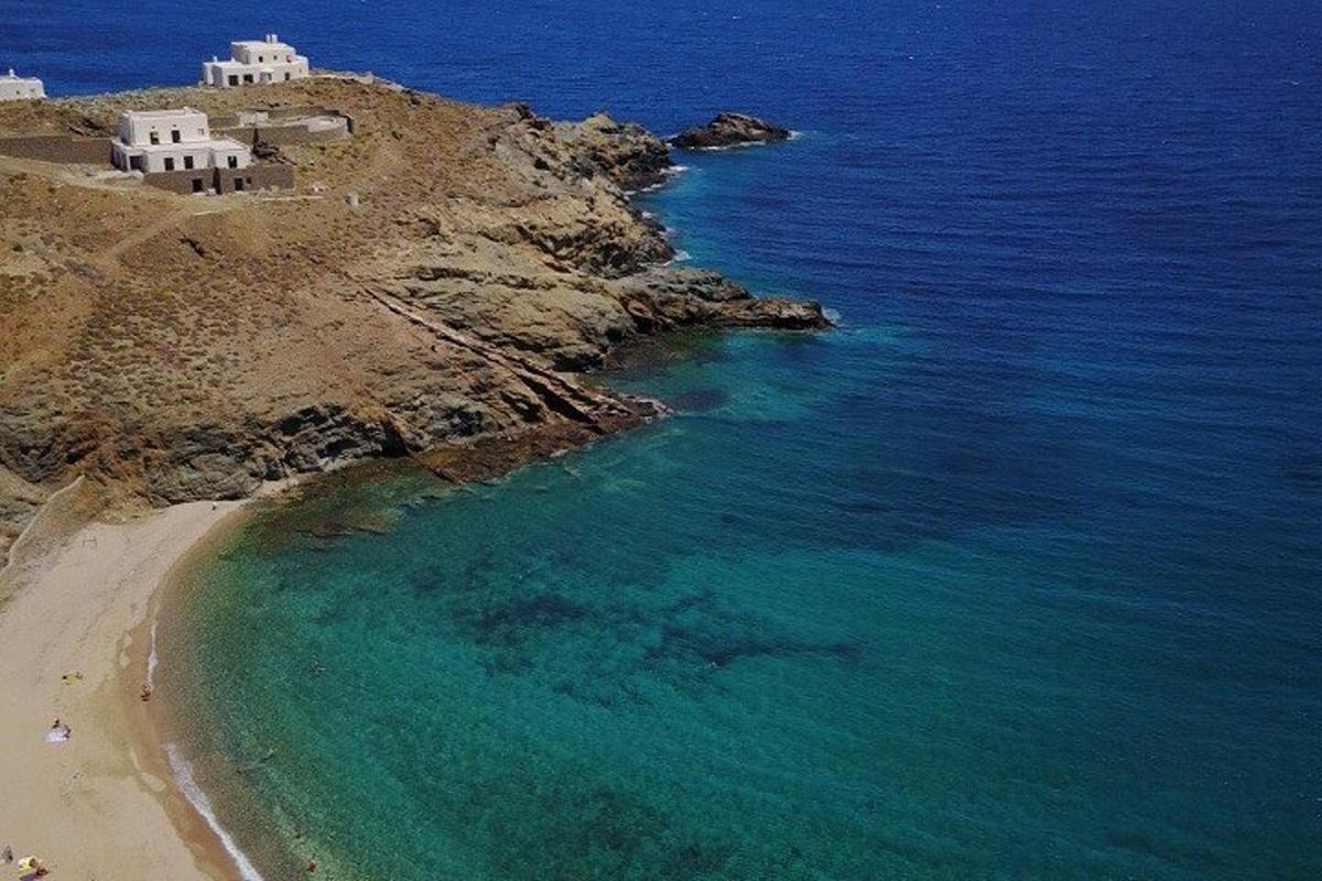una vista aerea di una spiaggia e dell'oceano