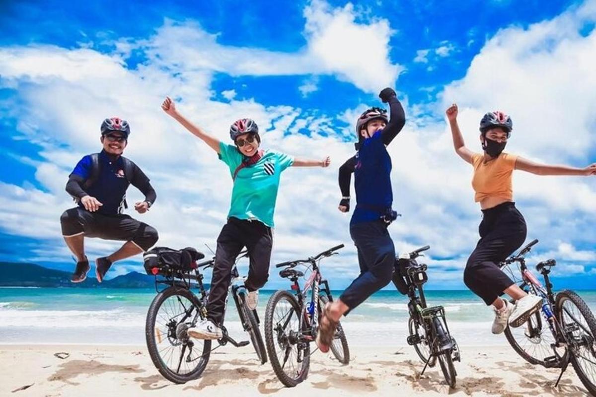 un grup de persones pujant a les bicicletes a la platja