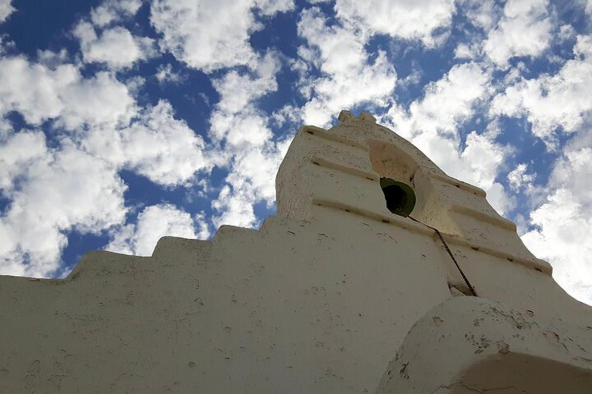 un edificio bianco con un buco nel cielo