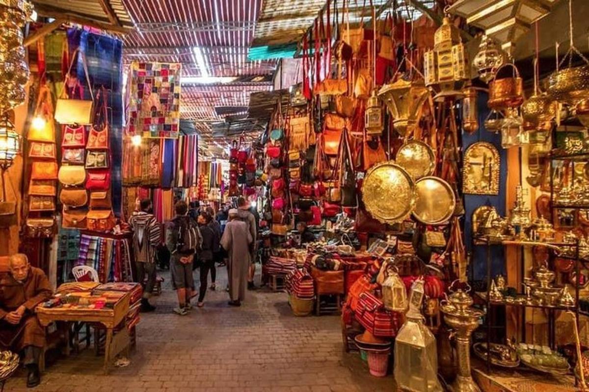 un gruppo di persone che camminano in un negozio in un mercato