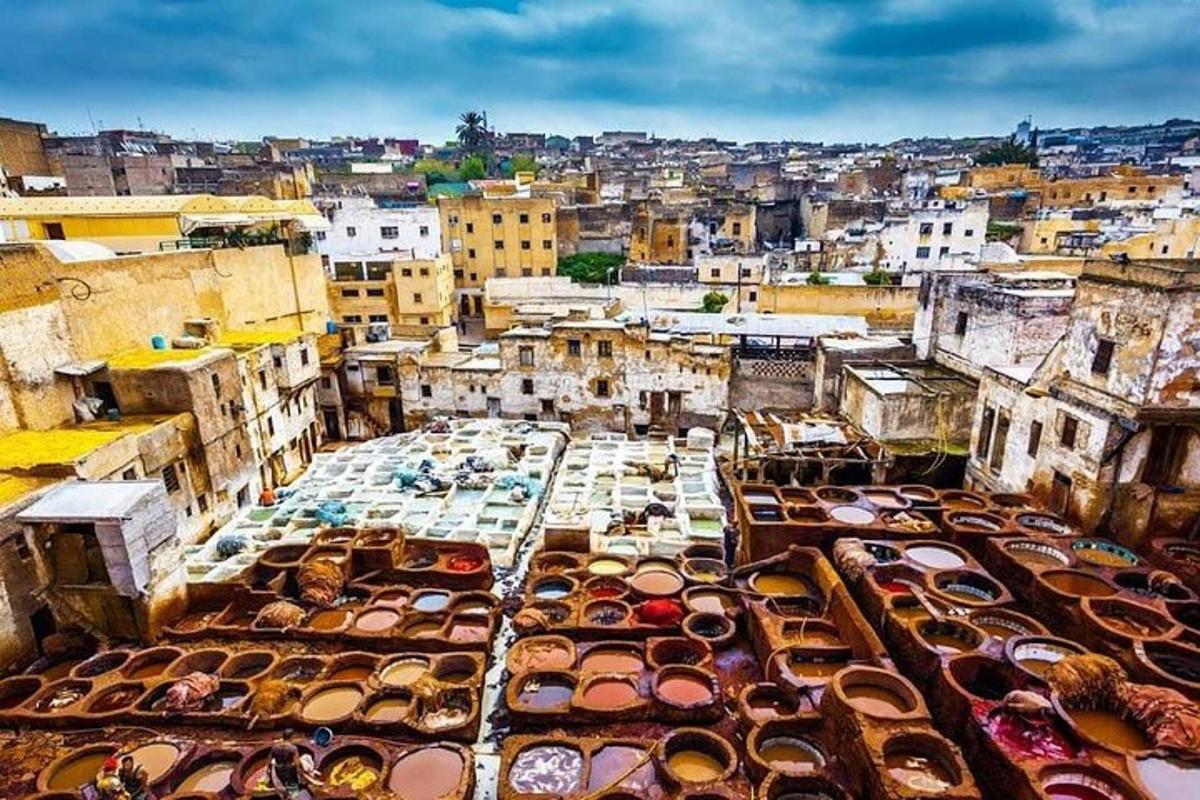 una vista dall'alto di una città con molti servizi igienici