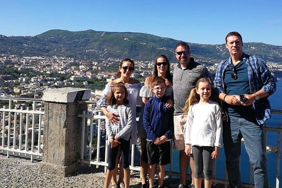 egy család pózol egy képhez az erkélyen