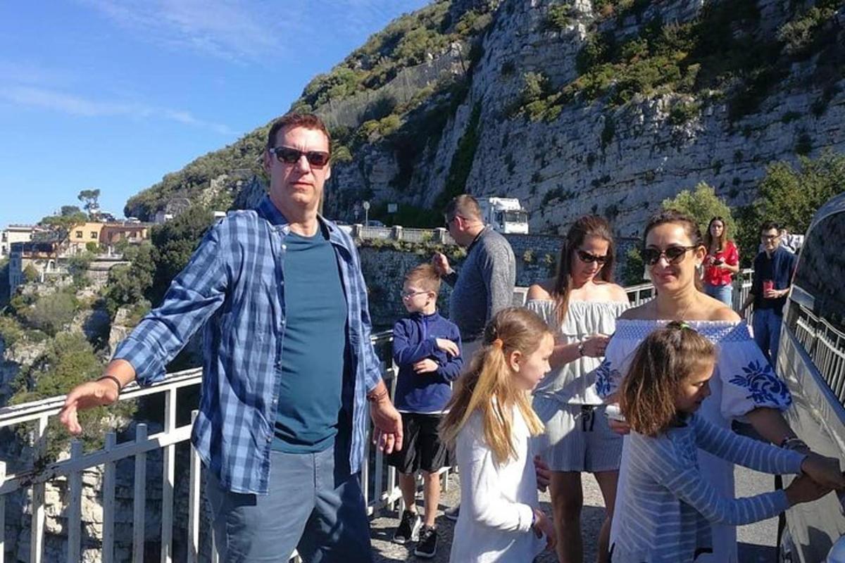 grupp inimesi, kes seisavad mäega piirdeaial