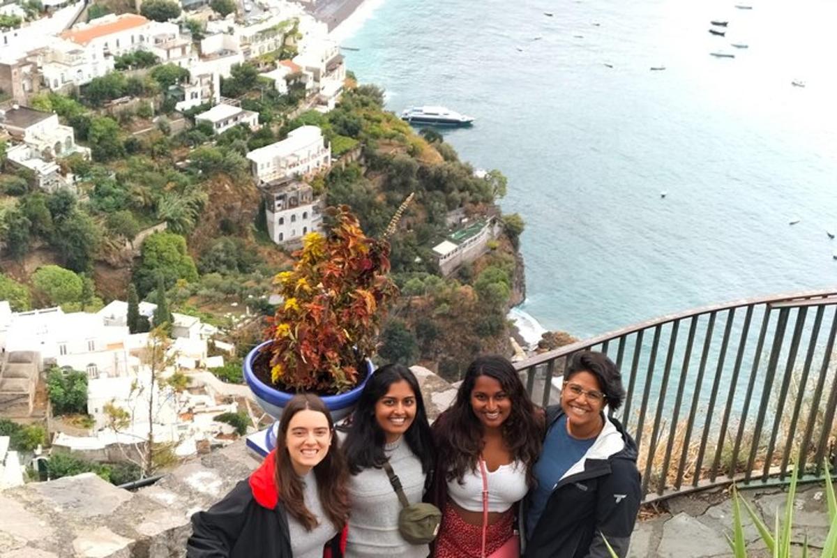 un gruppo di donne in piedi davanti a un vaso