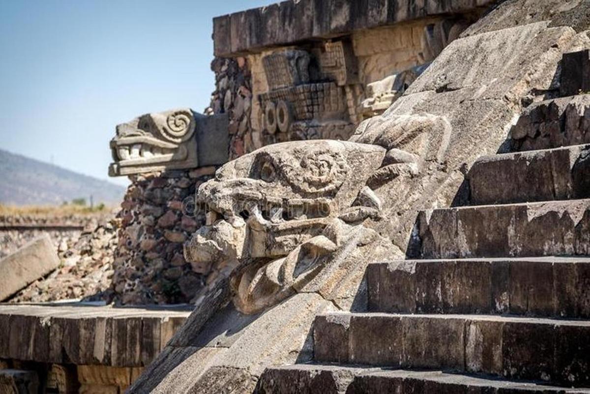 o statuie de leu din piatră pe lateralul unei clădiri