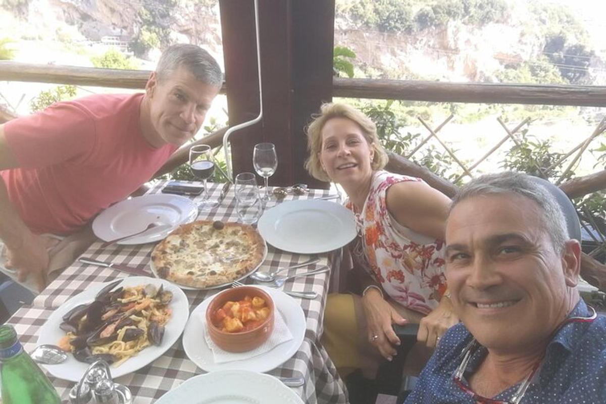 un gruppo di persone sedute a un tavolo con del cibo
