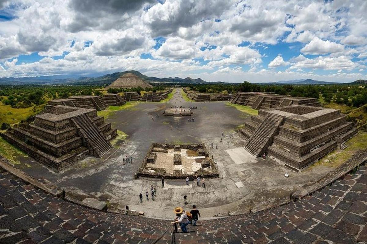 o vedere aeriană a ruinelor unei piramide