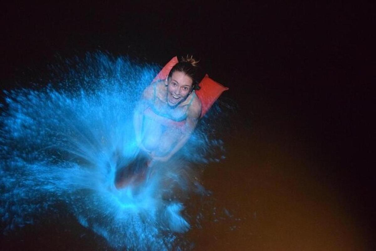 un homme est dans l'eau avec une planche de surf