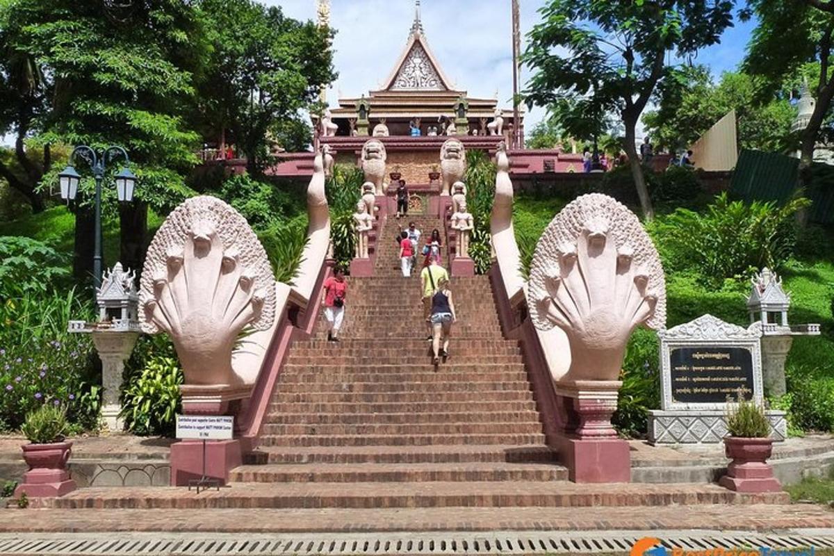 một nhóm người đang đi lên cầu thang đến một tòa nhà