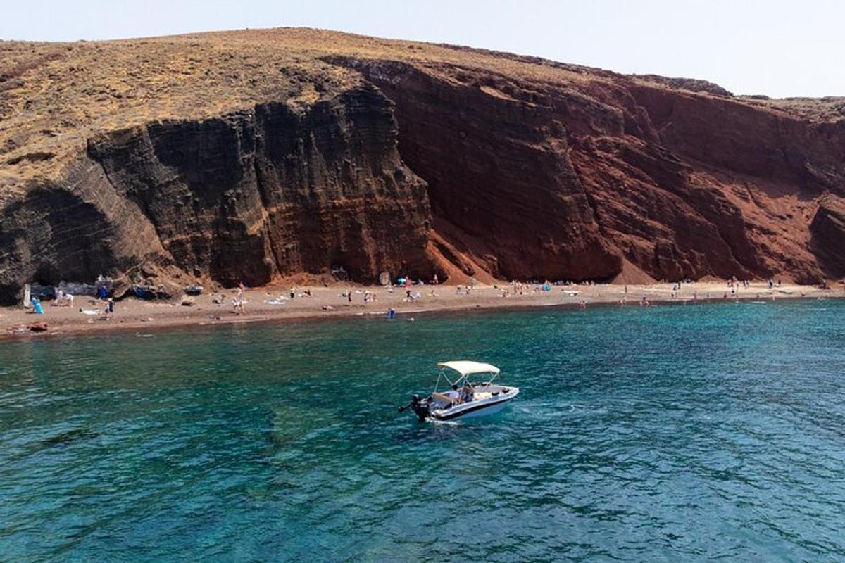 un vaixell a l'aigua al costat d'una platja