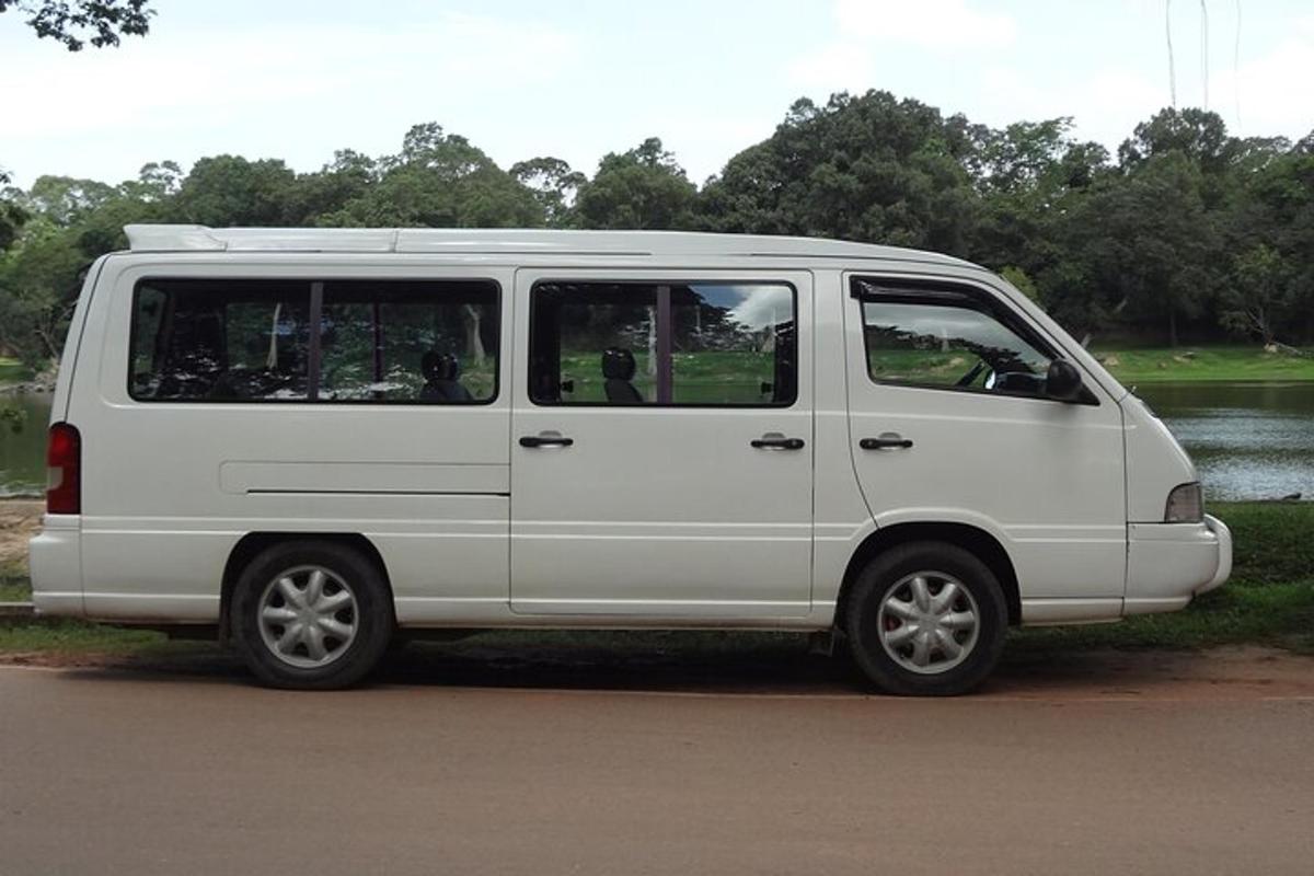 uma van branca estacionada na beira de uma estrada