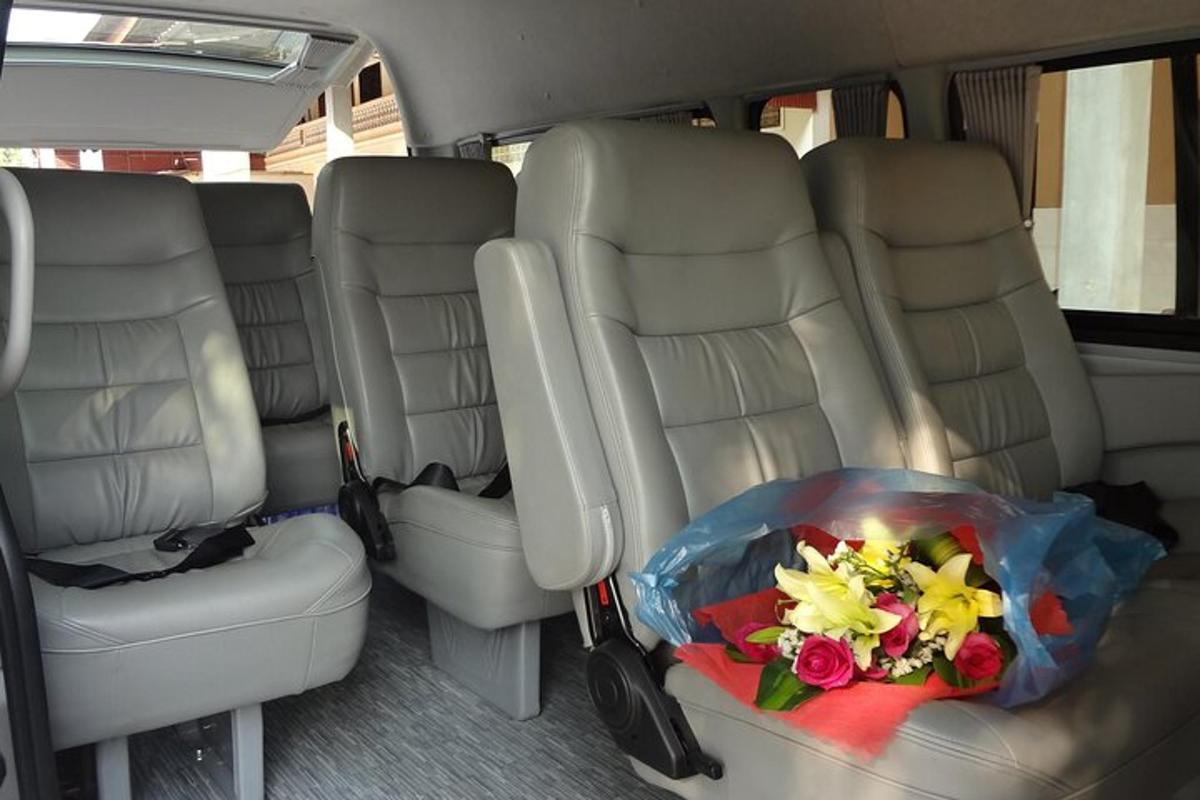 um buquê de flores sentado nos bancos traseiros de uma van