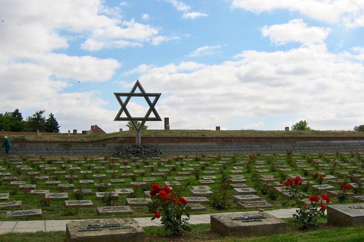 בית קברות עם צלב על גבי חומה