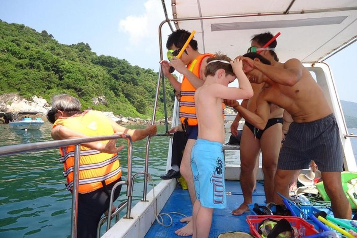un gruppo di persone su una barca in acqua