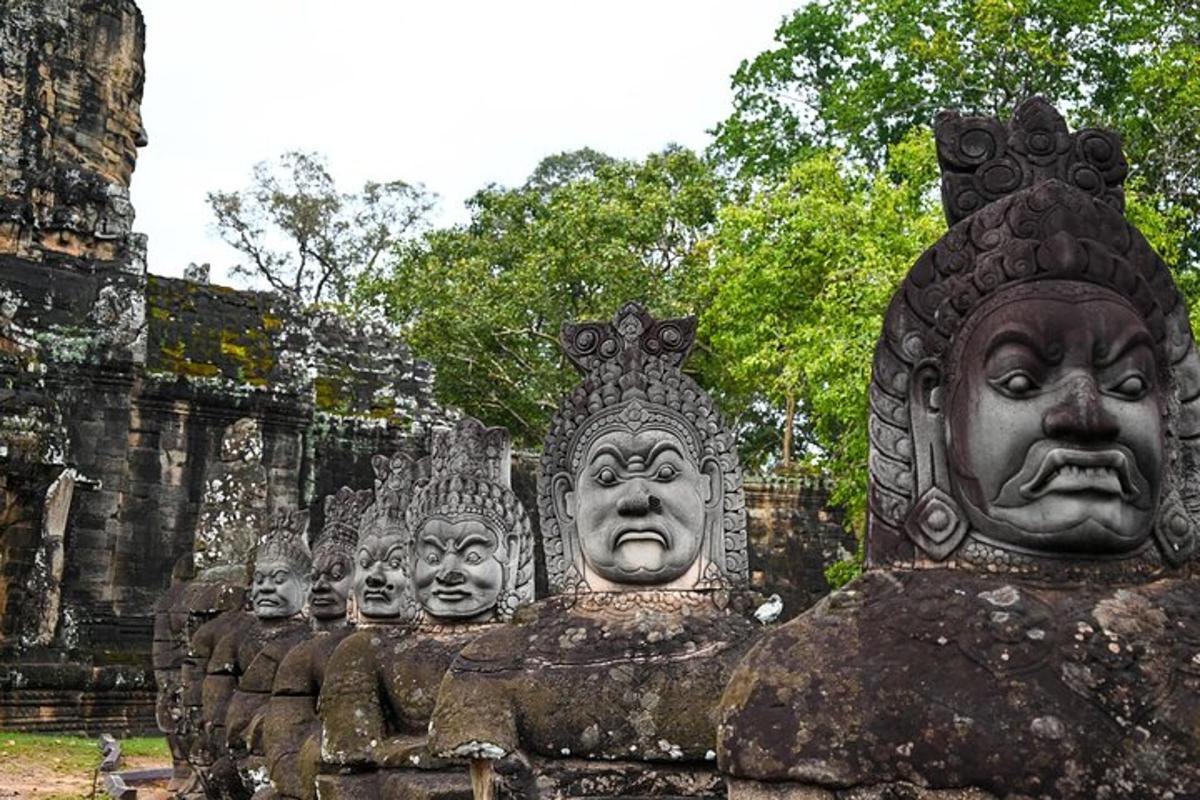 eine Gruppe von Statuen mit Gesichtern an einer Wand