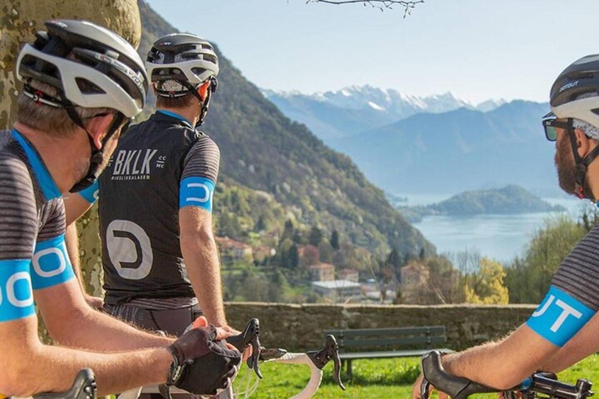 Un grupo de tres hombres con cascos en sus bicicletas.