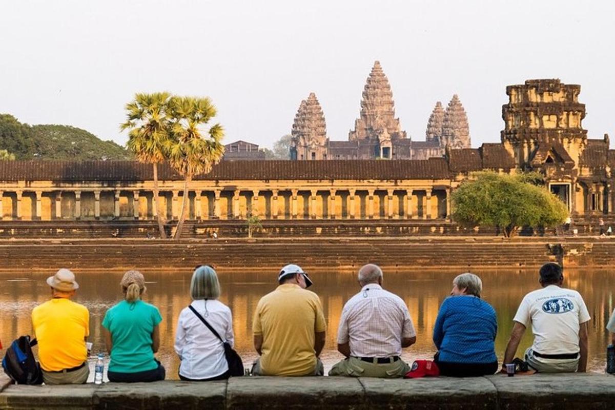 un gruppo di persone sedute su una sporgenza che guardano un tempio