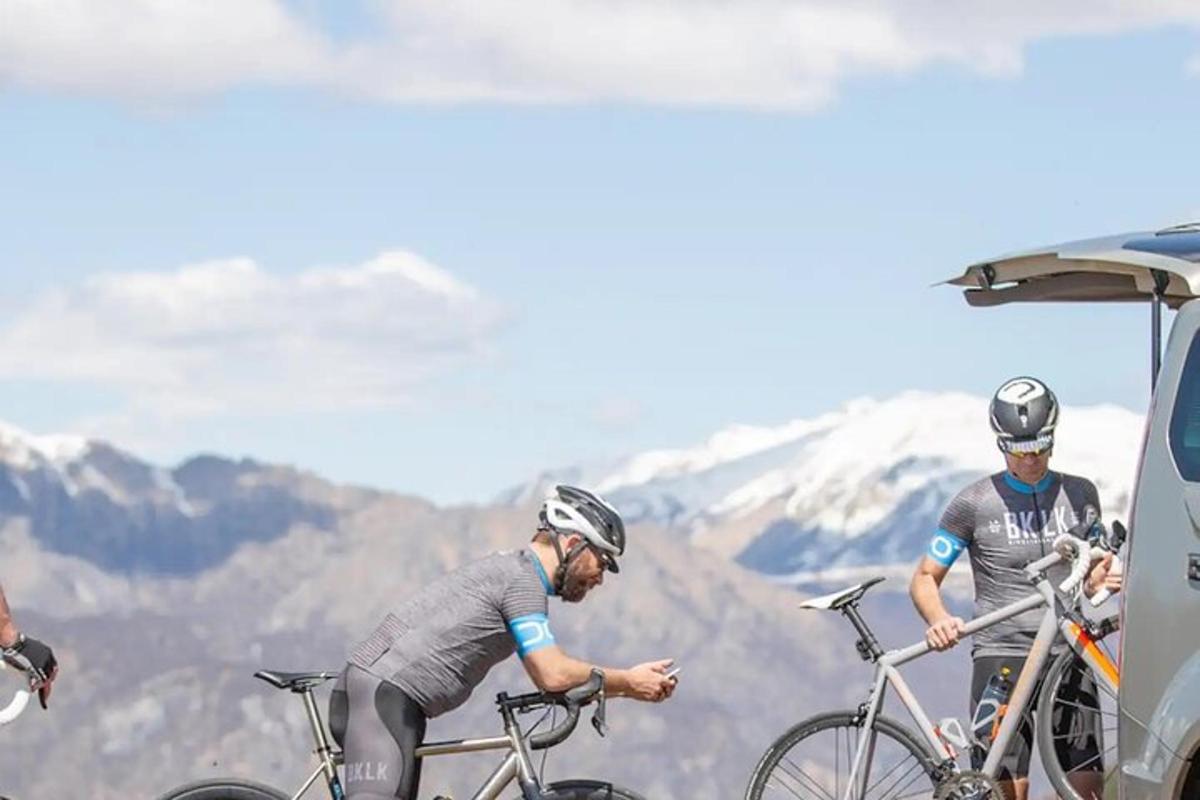 Un grupo de personas montando en bicicleta en la cima de una montaña.