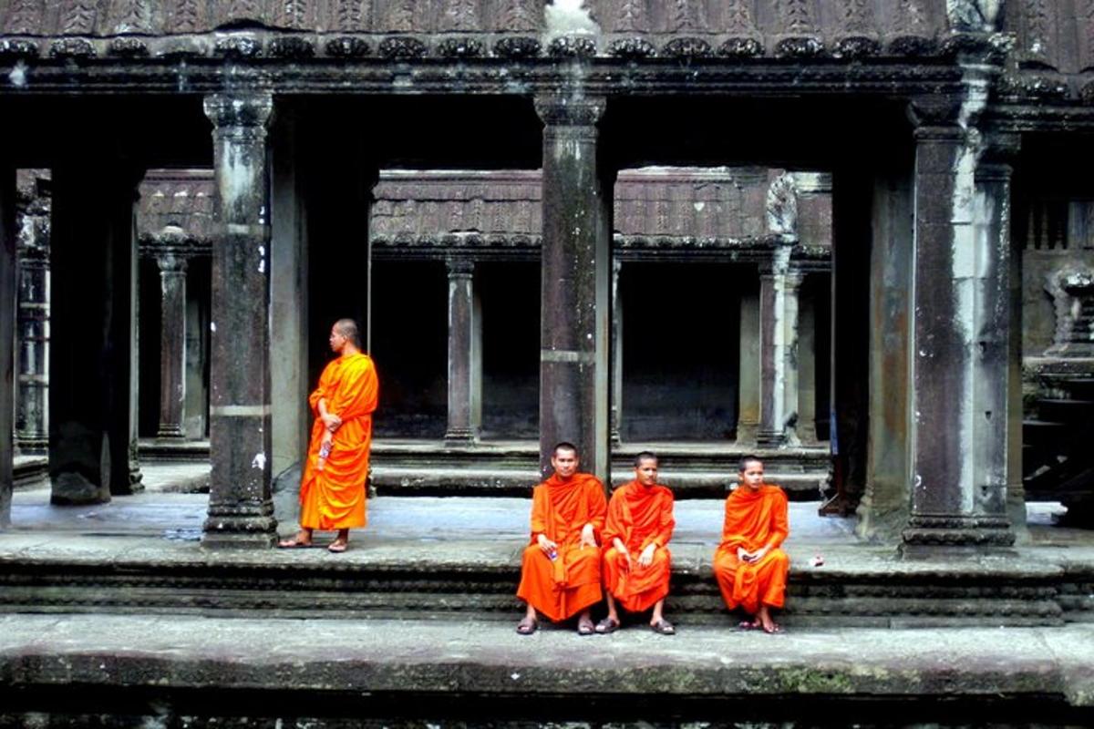 un grup de monjos asseguts davant d'un edifici