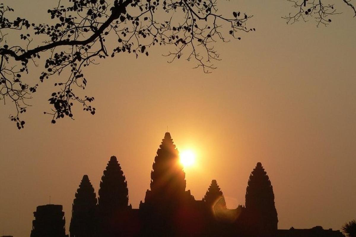 naplemente az angkor wat templomai felett