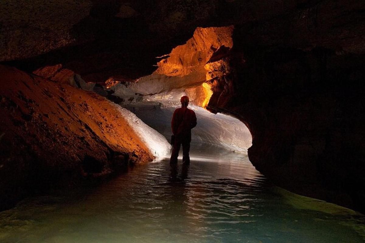 ein Mann, der in einer Höhle im Wasser steht