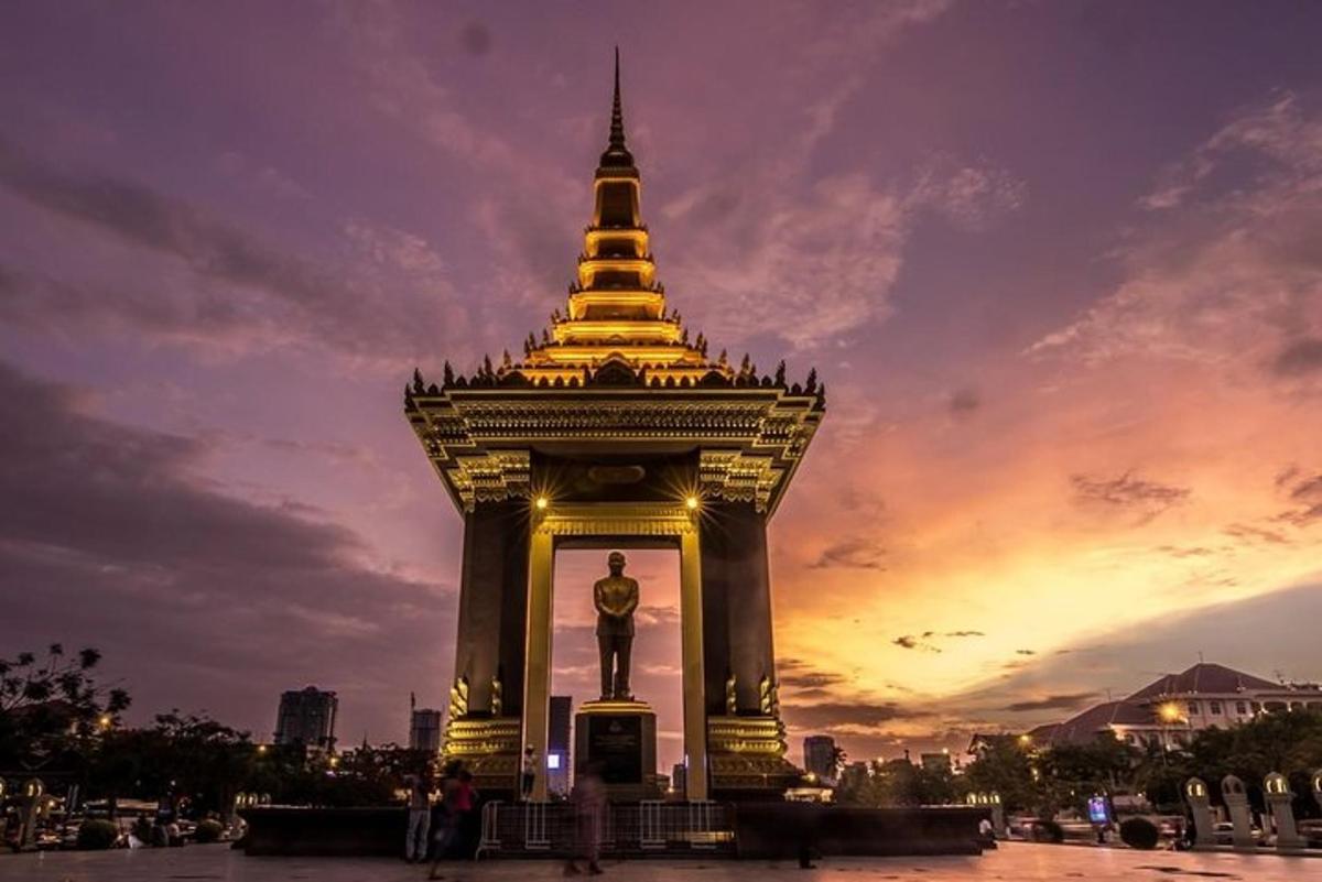 หอนาฬิกาที่มีรูปปั้นด้านหน้าพระอาทิตย์ตก