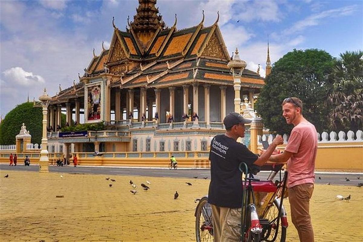 hai người đàn ông bắt tay nhau trước một tòa nhà