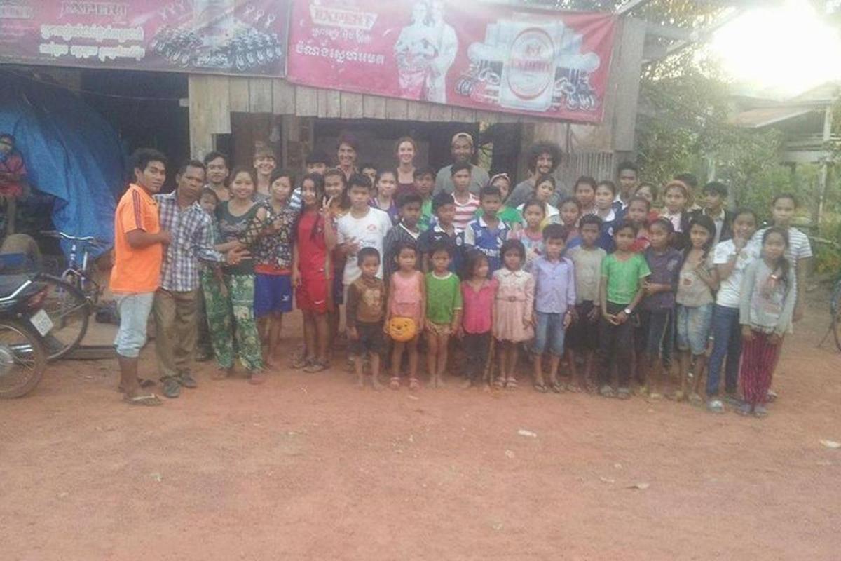 un gruppo di bambini in posa per una foto davanti a un edificio