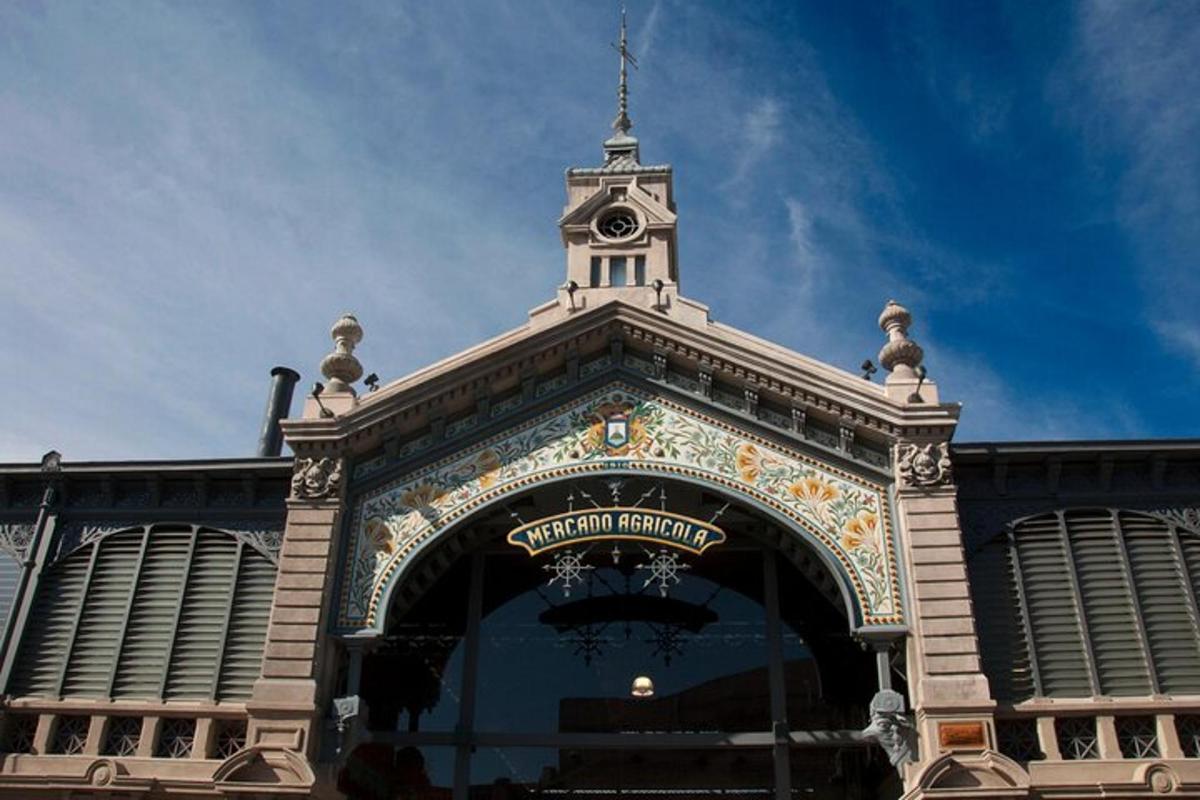 un edificio con una torre dell'orologio in cima