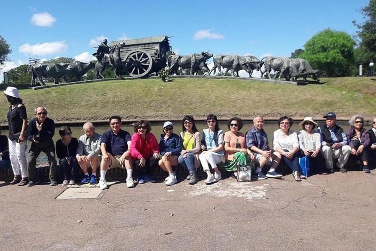 un gruppo di persone in posa per una foto davanti a un monumento