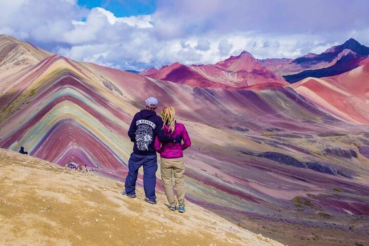 seorang lelaki dan wanita berdiri di atas gunung