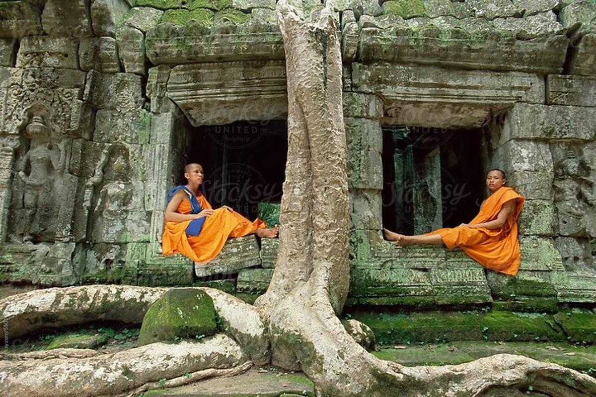 hai nhà sư đang ngồi ở cửa sổ của một tòa nhà