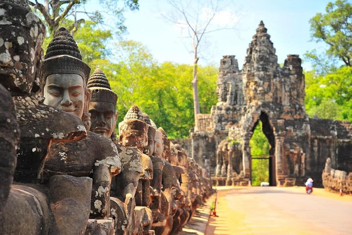 một nhóm tượng đá trước một tòa nhà