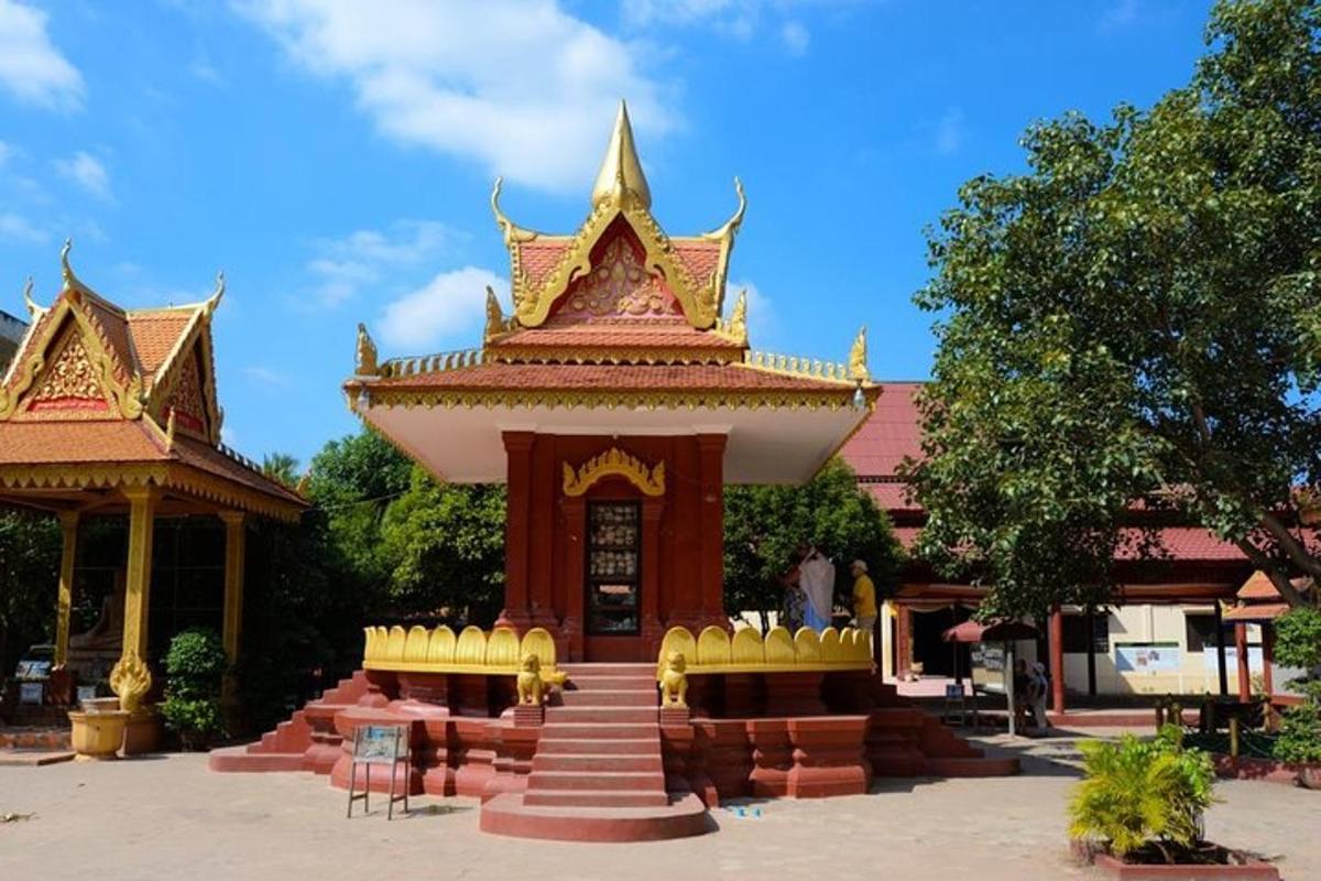 una pagoda con sedie di fronte a un edificio
