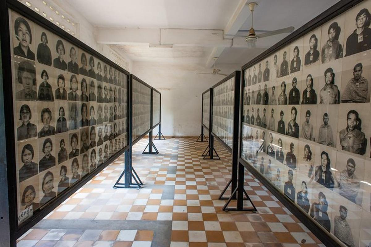 une pièce avec un sol à carreaux et des tableaux sur les murs